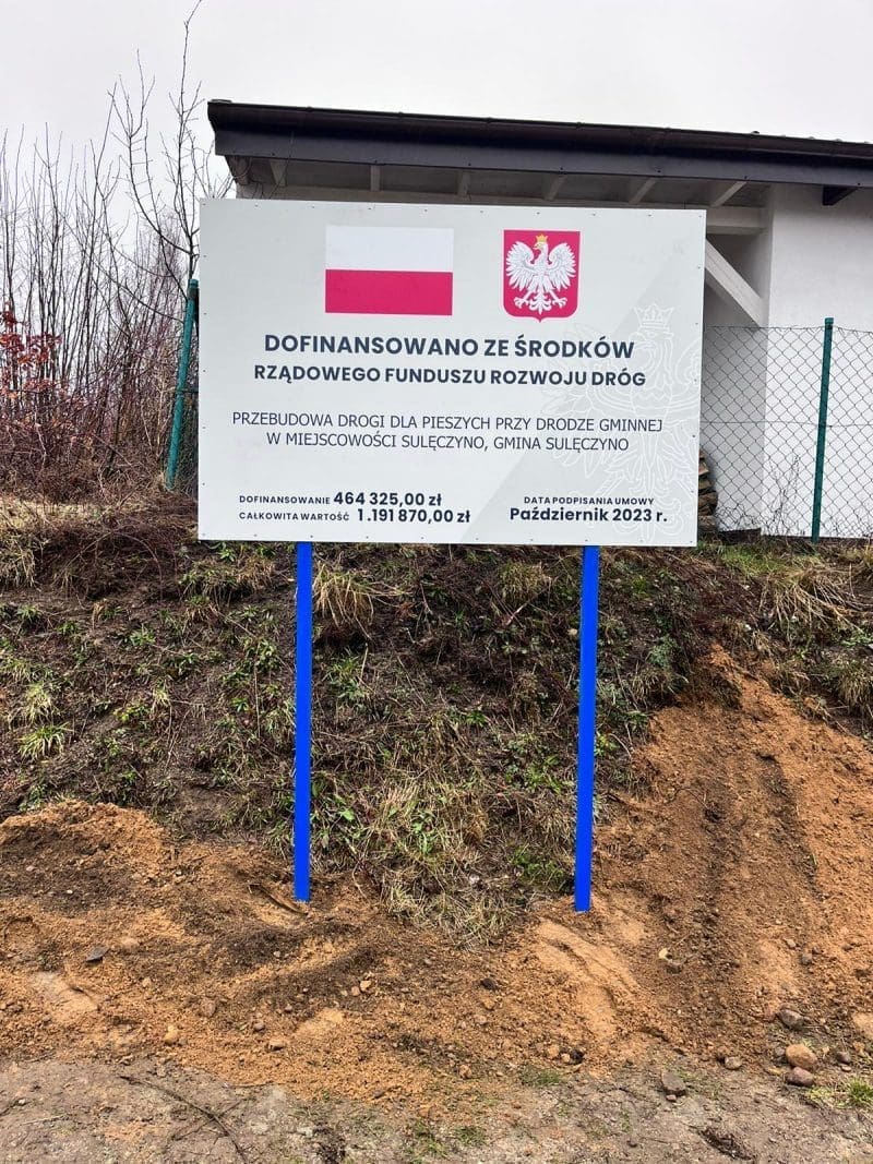 Tablica informacyjna zamontowana na stalowych słupkach